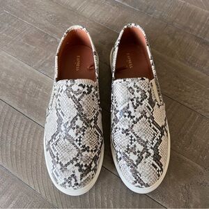 Express Shoes Womens 10 Loafers Slip On Snakeskin Print White Black Faux Leather